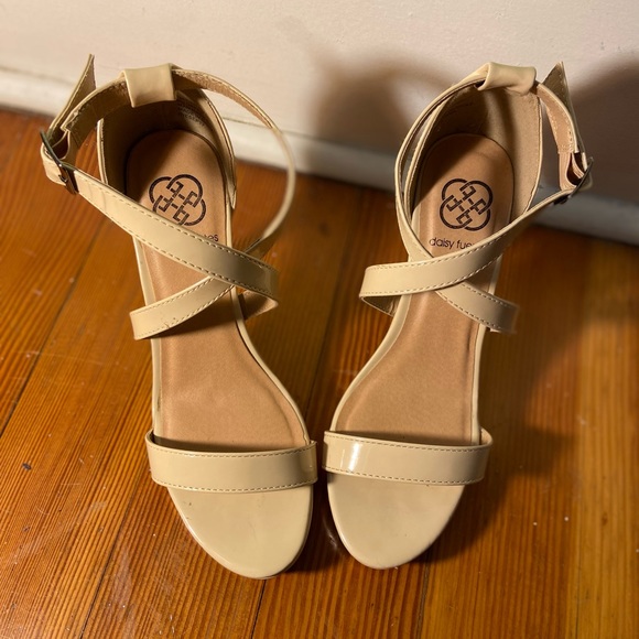 Neutral high heels - Picture 3 of 4